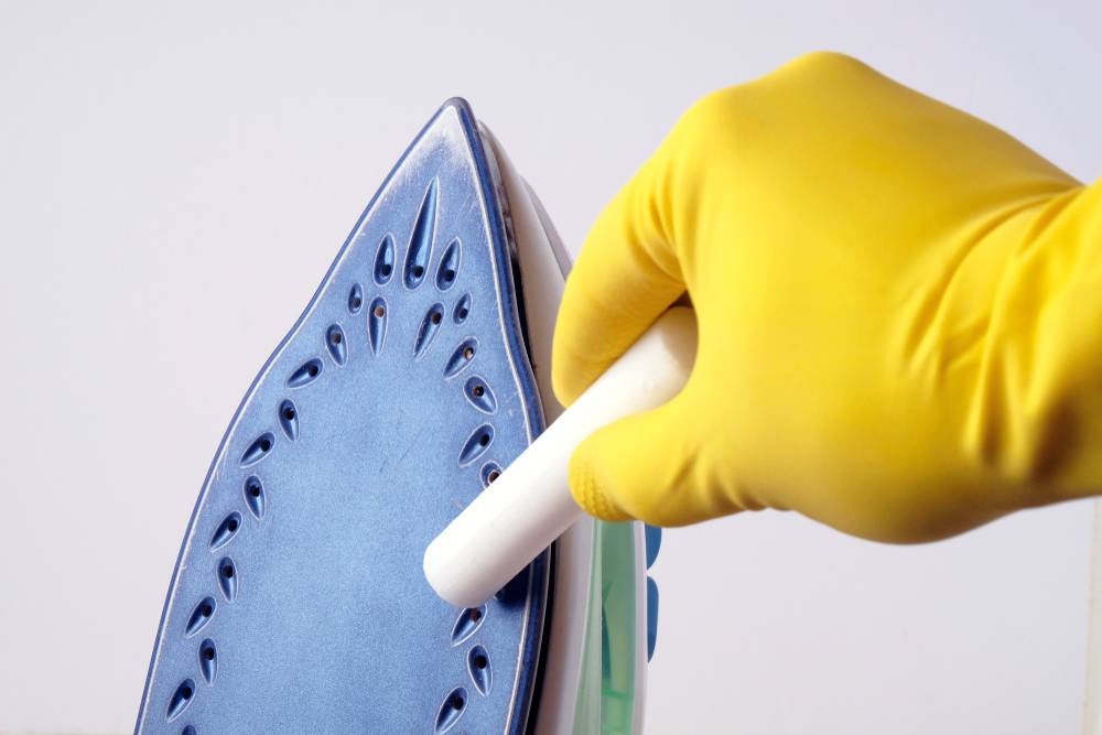 Как очистить утюг от пригара на подошве за 5 минут в домашних условиях
