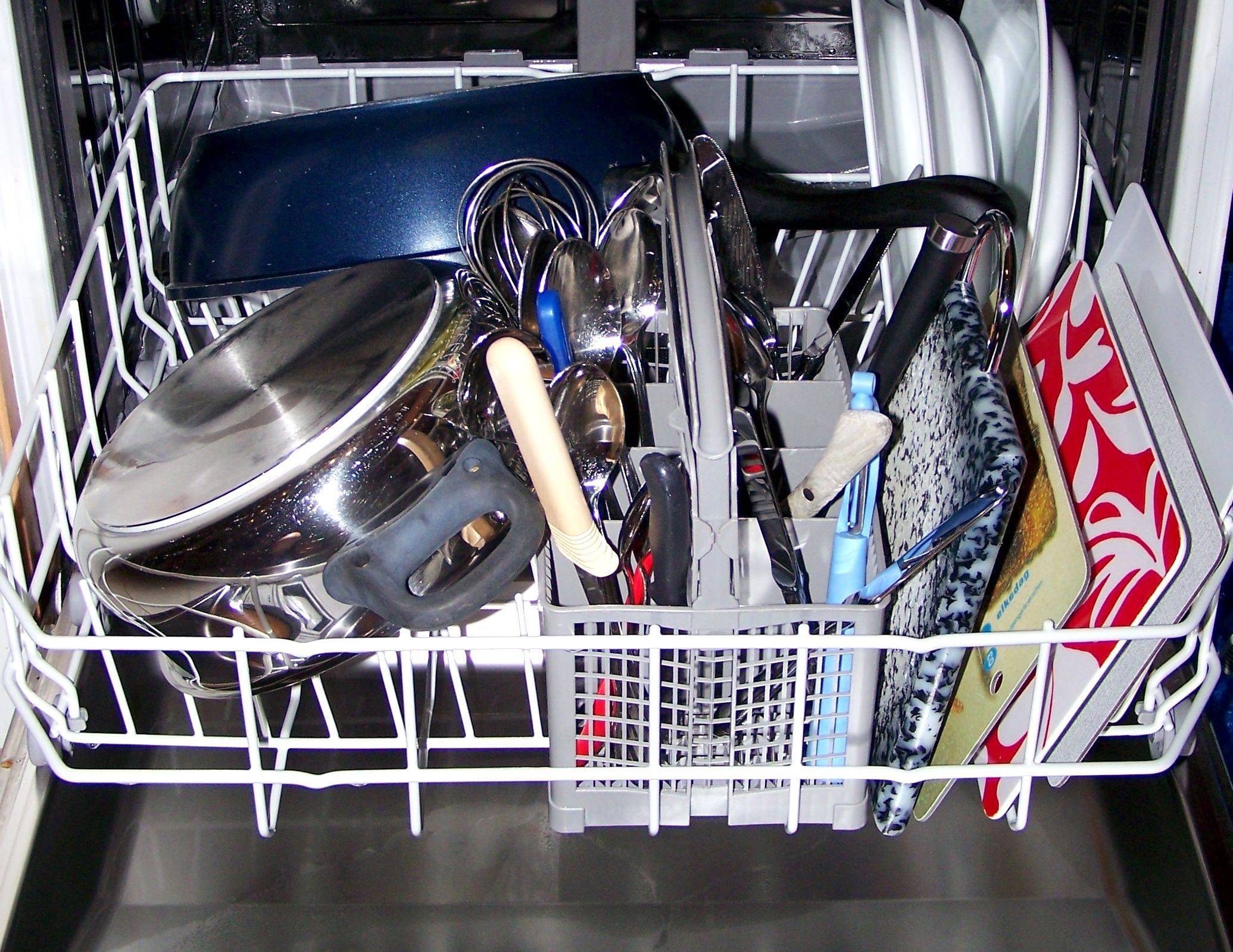 Как загружать посуду в посудомоечную машину и правильно ее мыть?