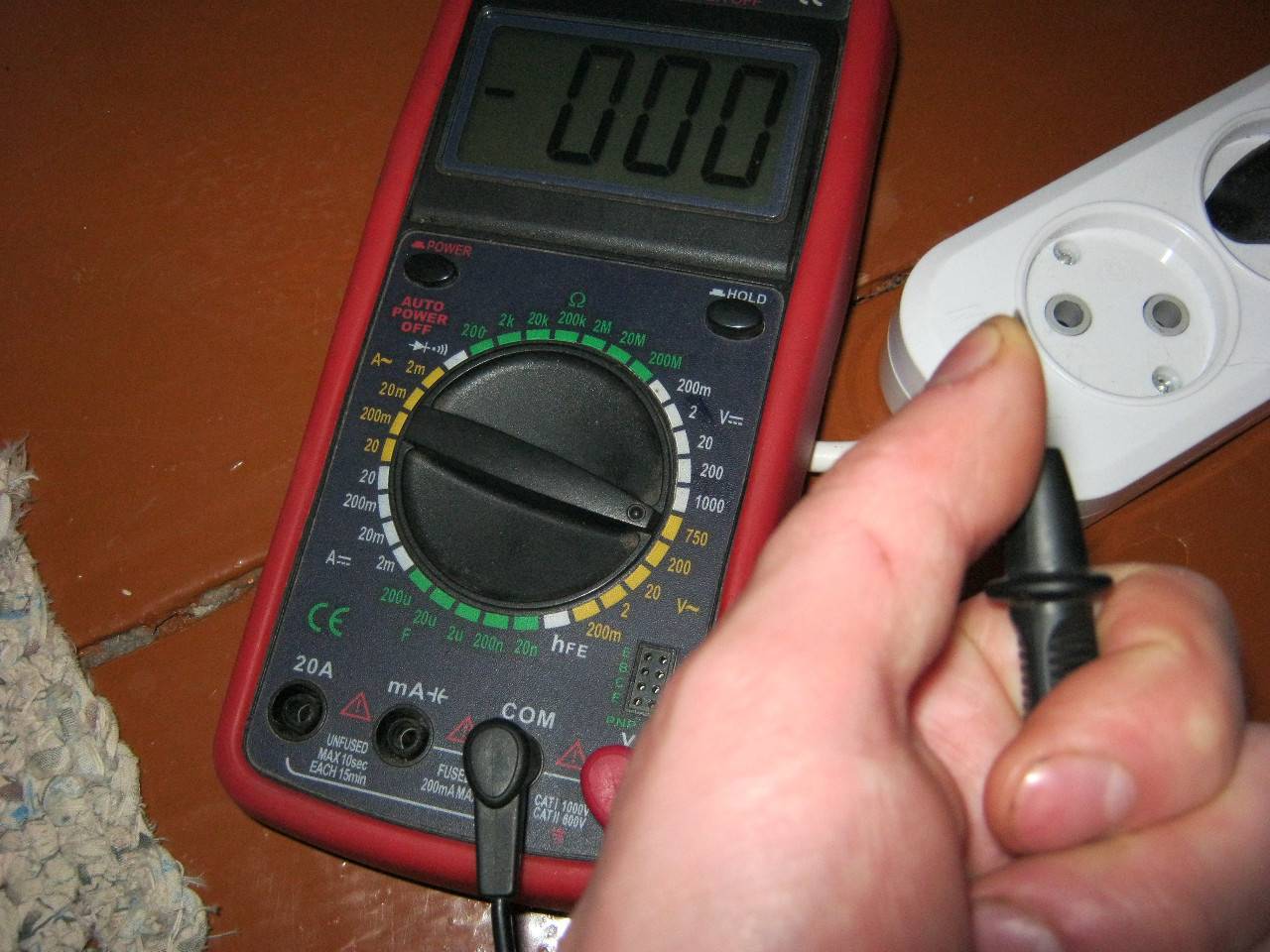 Как проверить напряжение мультиметром в сети: измерение вольтажа в розетке 220 вольт
