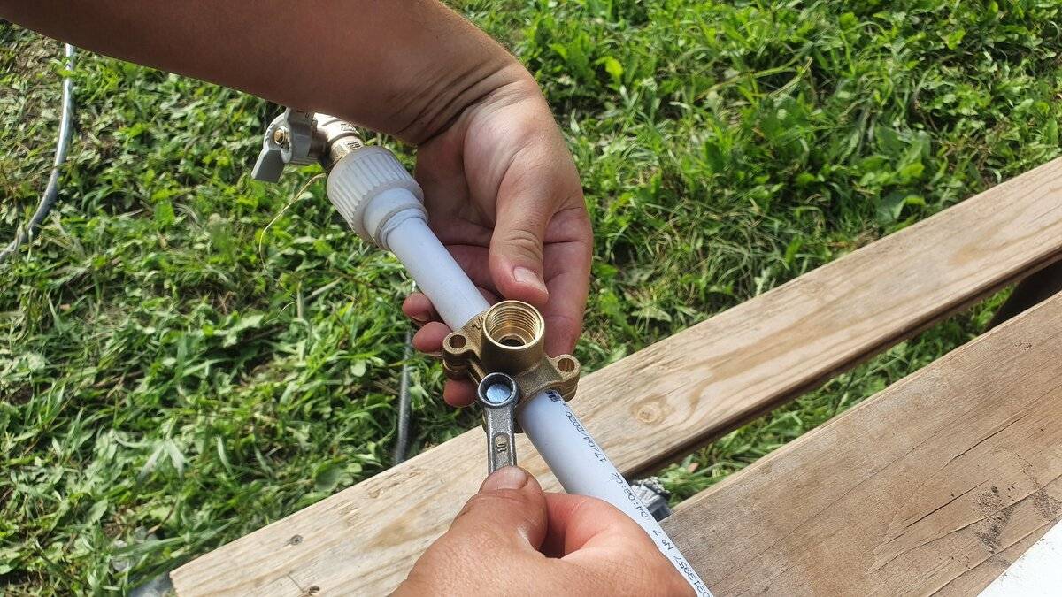 Врезка в трубу водопровода: как правильно делается