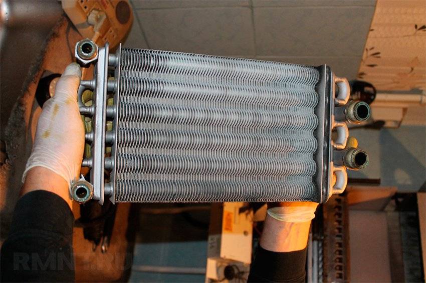 Пайка теплообменника газовой колонки при помощи пальника и газовой горелки, ремонт фланцев