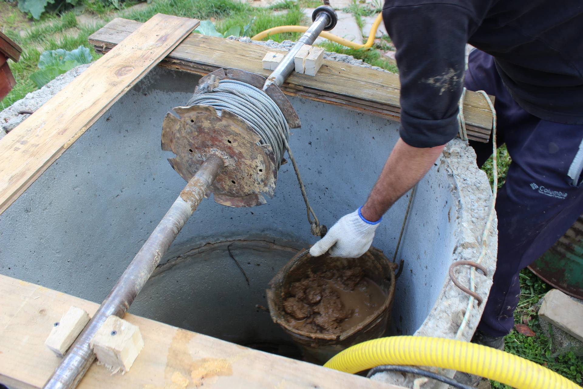 Как самостоятельно выполнить ремонт колодцев из бетонных и пластиковых колец: особенности выполнения работ