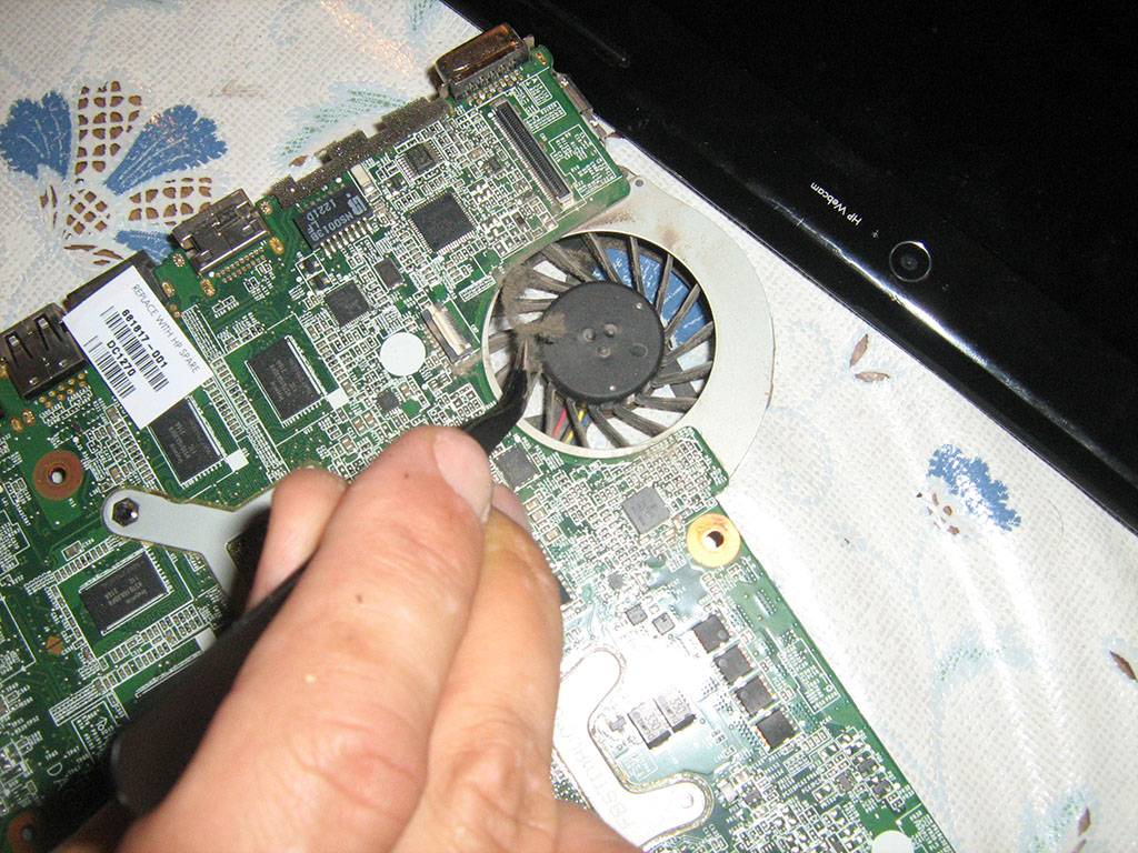 Как почистить ноутбук от пыли самостоятельно: не разбирая, глубокая чистка, с заменой термопасты