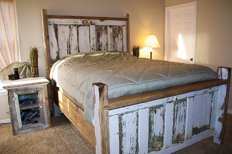 Как обновить кровать своими руками: как реставрировать старое деревянное или железное ложе, их спинку (изголовье), двуспальную койку, матрас, и фото с идеями дизайна