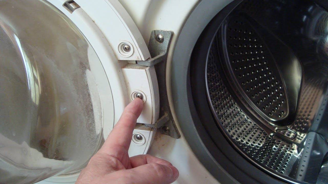 Стиральная машинка потекла снизу причина. Стиральная машина протекает. Люк стиральной машины. Течёт из под стиральной машины. На стиральной машине под дверцей течет.