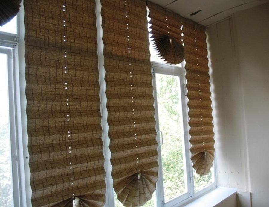 Чем закрыть окна на балконе от солнца: виды материалов
