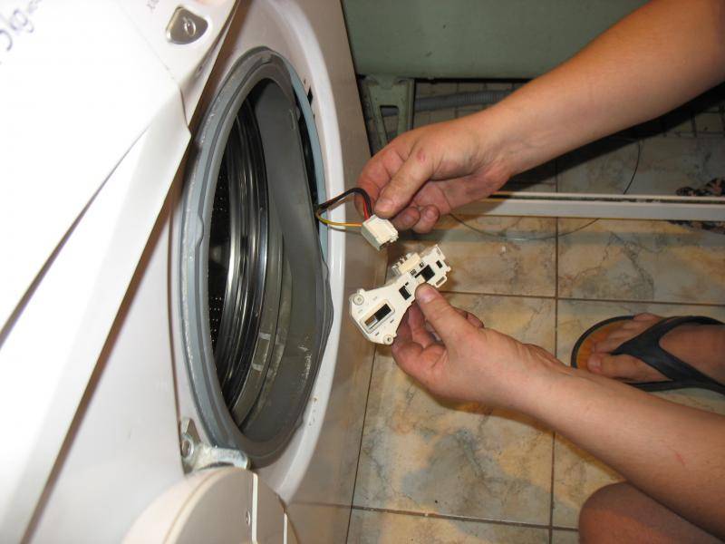 Не открывается стиральная машина после стирки: что делать