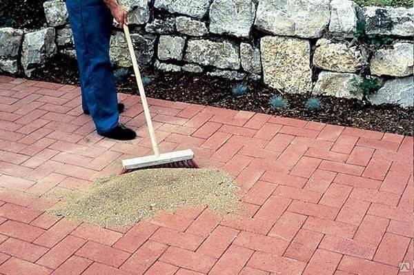 Как и чем правильно заделать швы тротуарной плитки?