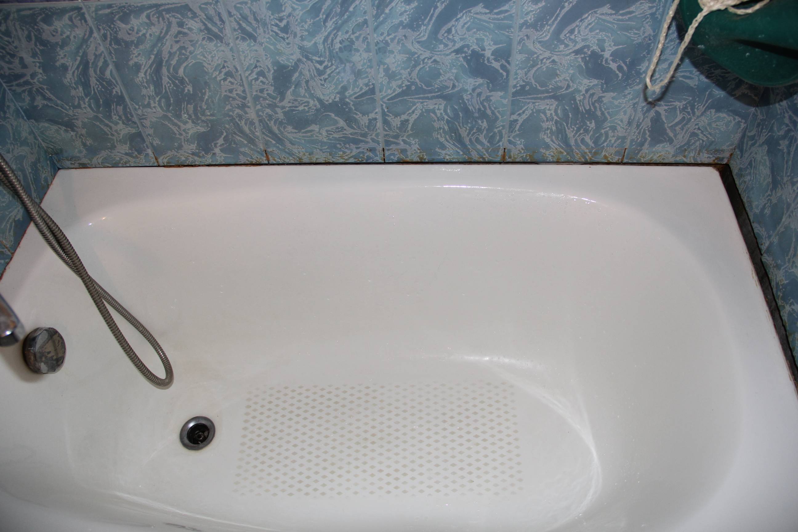 Как правильно приклеить бордюрную ленту на ванну: верный способ