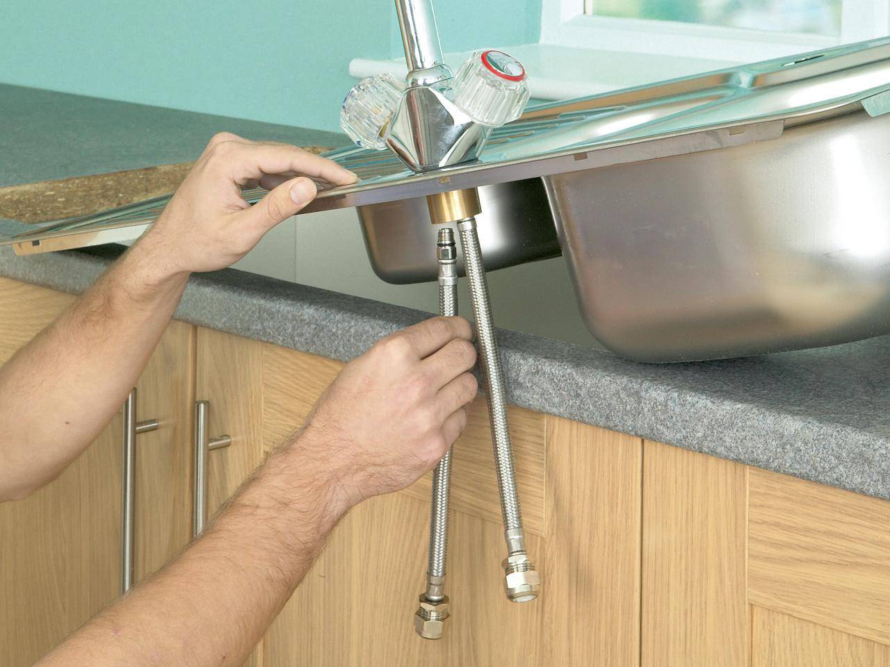 Как поменять смеситель своими руками: выбор, самостоятельная сборка кухонного смесителя и его подключение. пошаговая инструкция с фото
