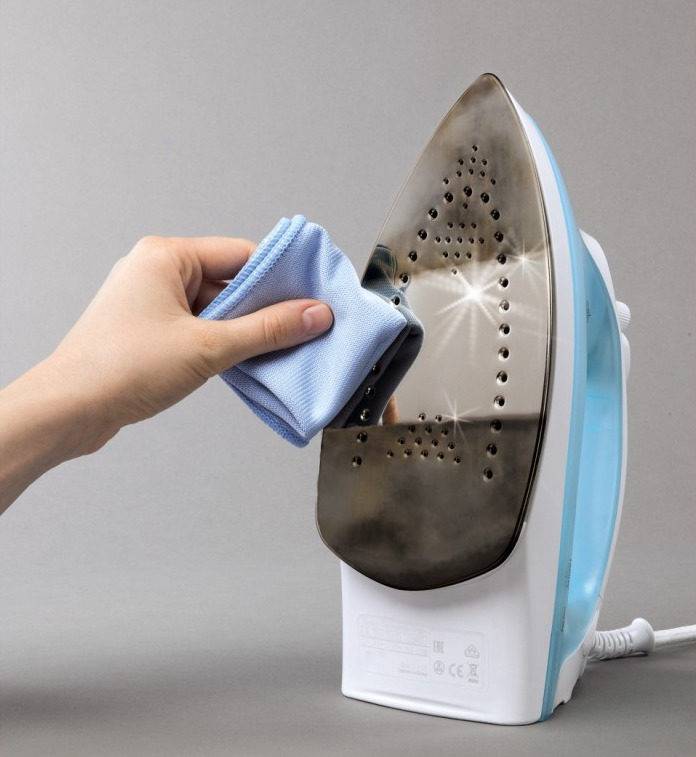 Как почистить утюг от пригоревшей ткани в домашних условиях: выбираем средство в зависимости от материала подошвы утюга