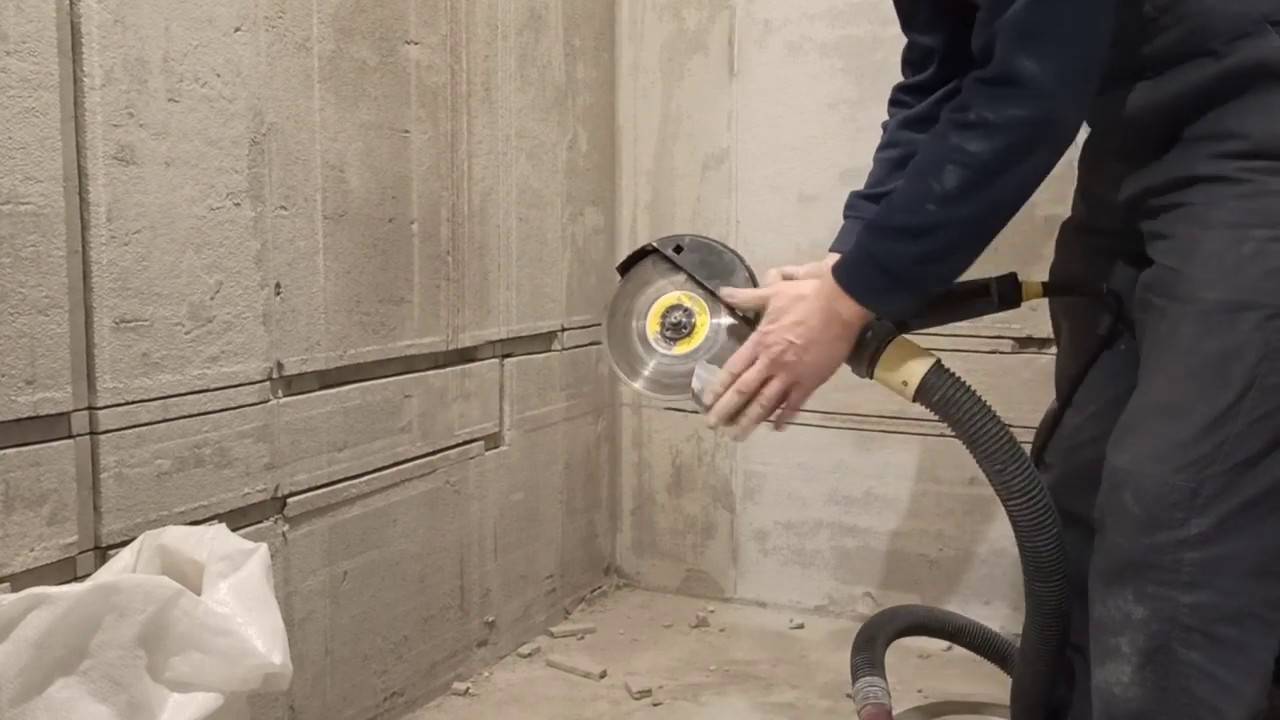 Как проштробить стену под проводку