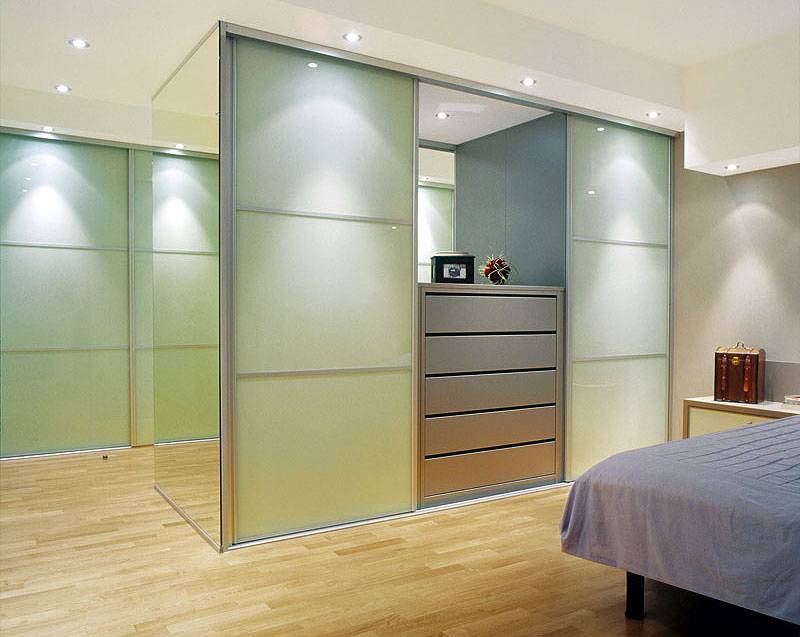 Шкаф как перегородка: оригинальный способ зонирования комнаты