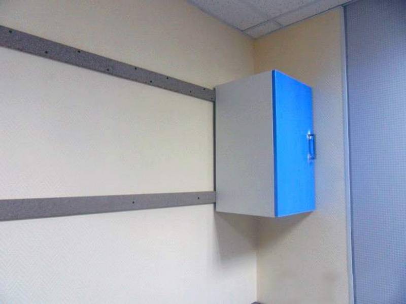 Как повесить шкаф на «проблемную» стену