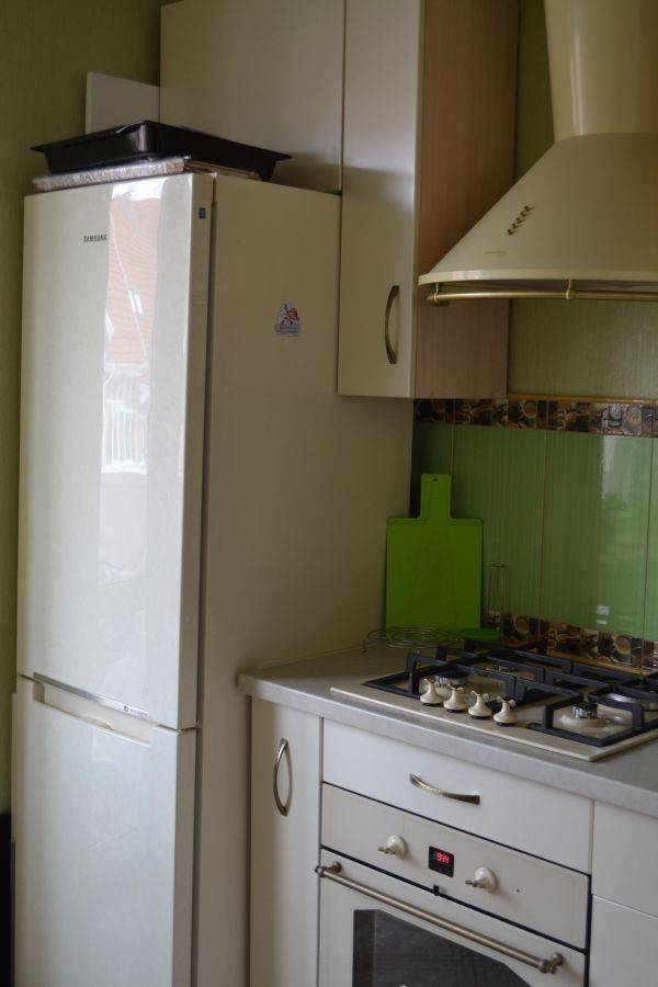 Можно ли холодильник ставить рядом с батареей или газовой трубой: допустимое расстояние, защита