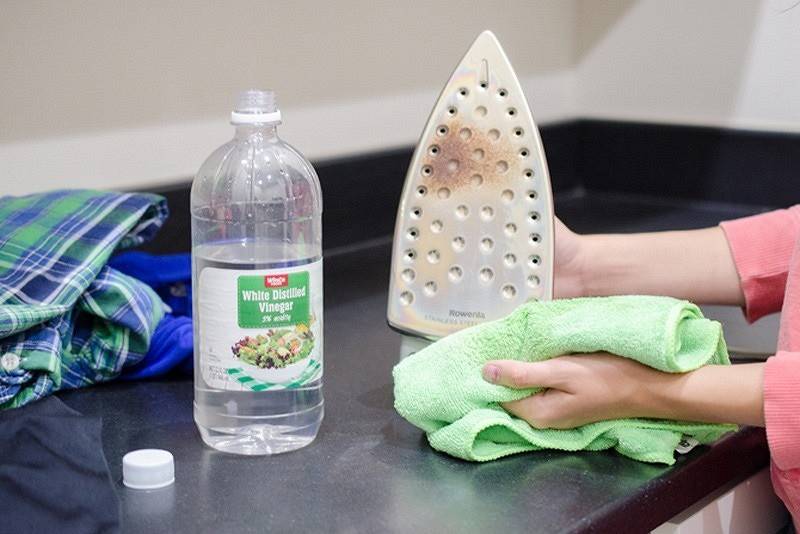 8 способов как очистить утюг от пригоревшей ткани