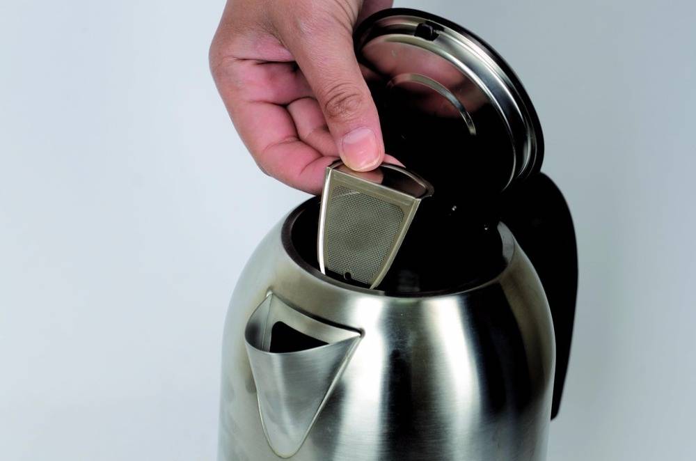 Новый чайник пахнет пластмассой: что делать, как удалить запах?