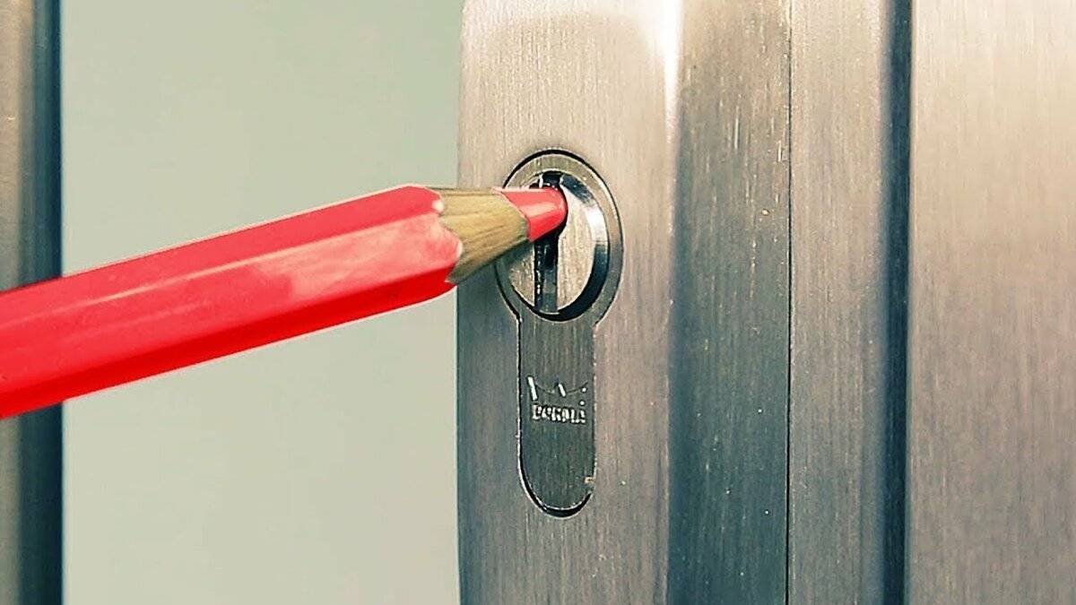 Как открыть замок межкомнатной двери без ключа и при этом не повредить его