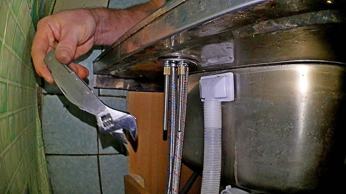 Правильный монтаж смесителя на мойку из нержавейки в кухне: способы подключения