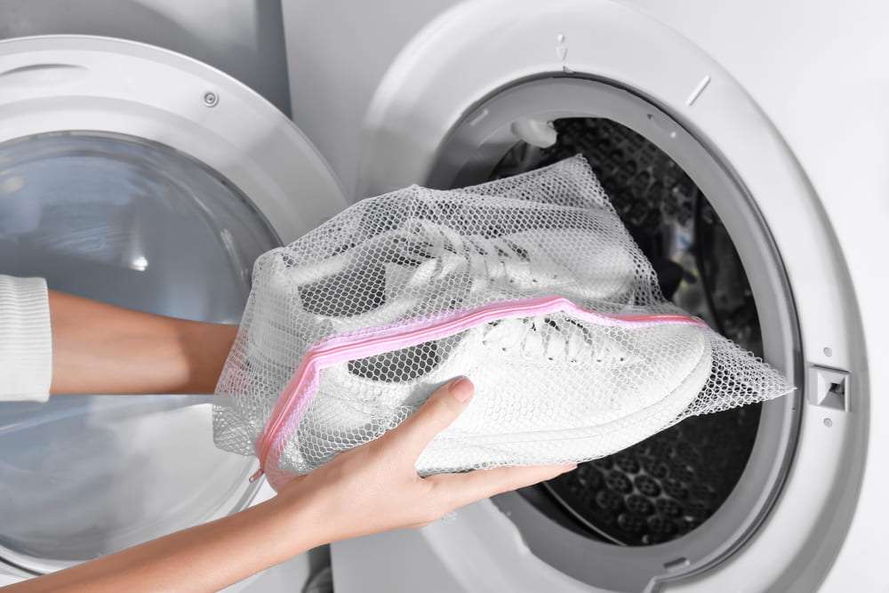 Как стирать кроссовки в стиральной машине, можно ли постирать в стиральной машине автомат, на каком режиме стирать