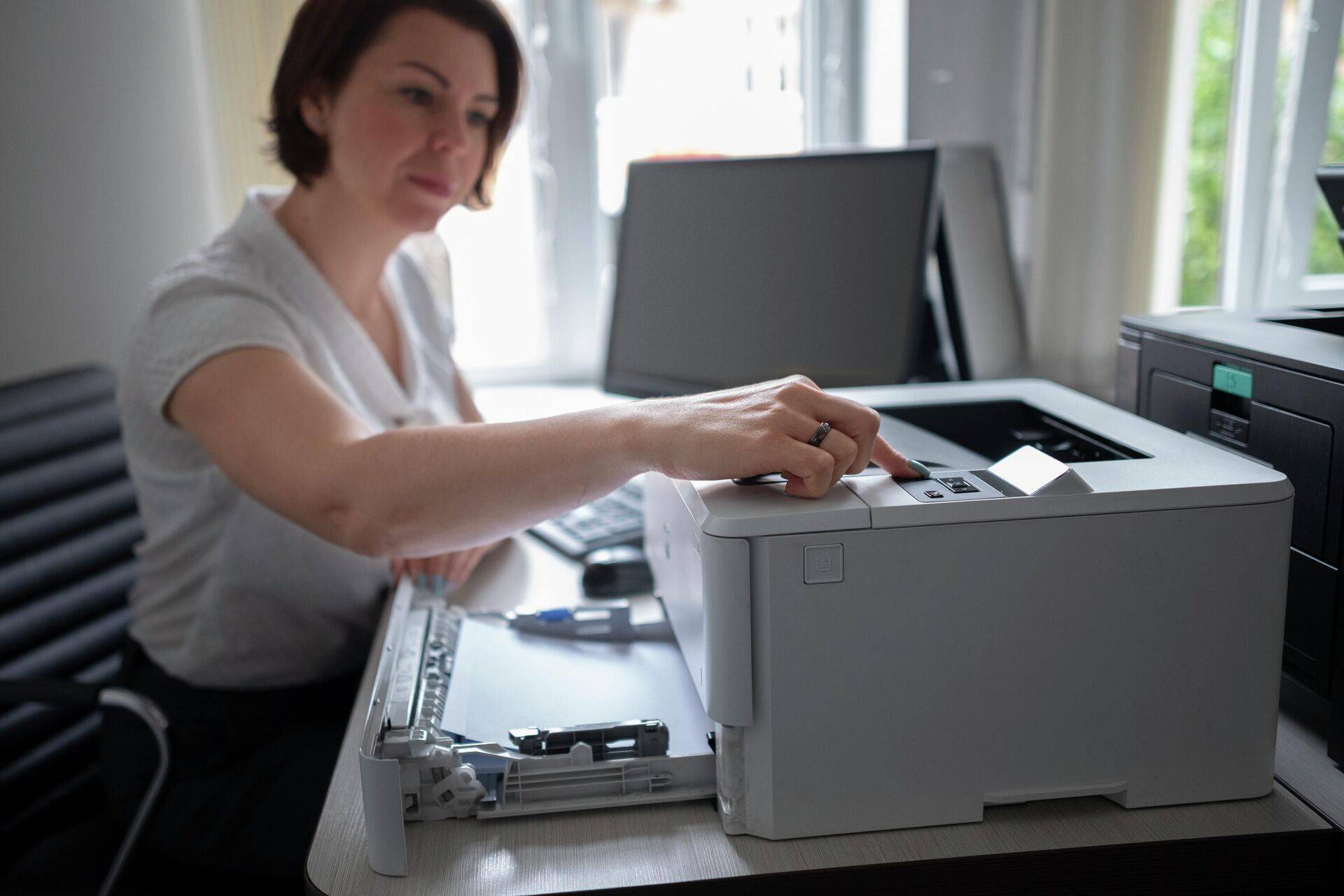 Для дальнейшей установки. Принтер ПК. Принтер женщина. Баба на принтере. Компьютер рядом с принтером.
