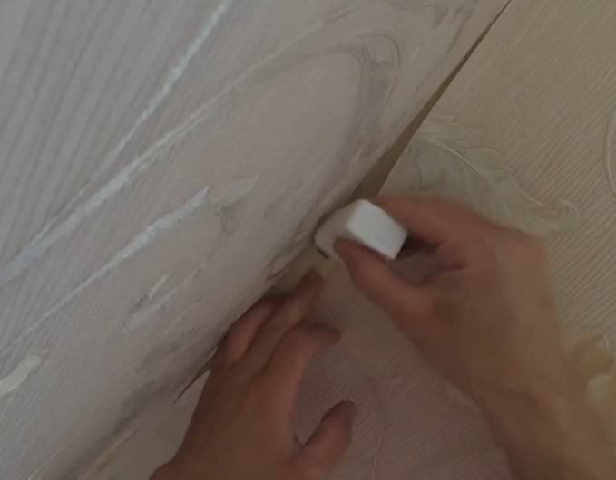 Как клеить обои стык в стык на потолках и стенах