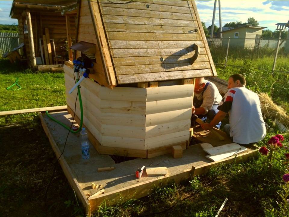 Как самому построить деревянный домик для колодца: лучшие идеи и порядок сооружения