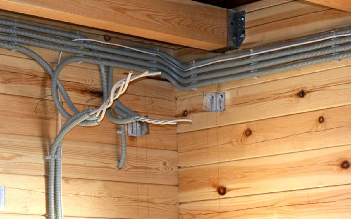 Скрытая проводка в деревянном доме: приятно глазу и безопасно, если работал профессионал