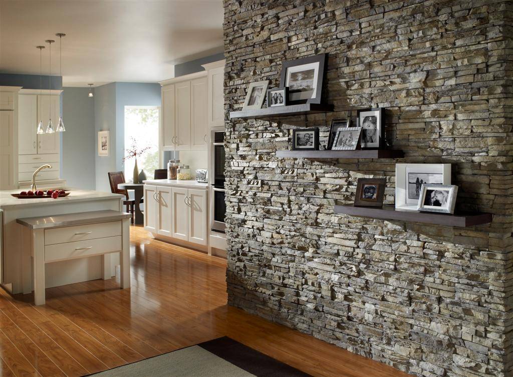 Как совместить обои правильно с декоративным кирпичом, плиткой, камнем и можно ли соединить два вида или разные рисунки, также фото интерьеров кухни и иных комнат