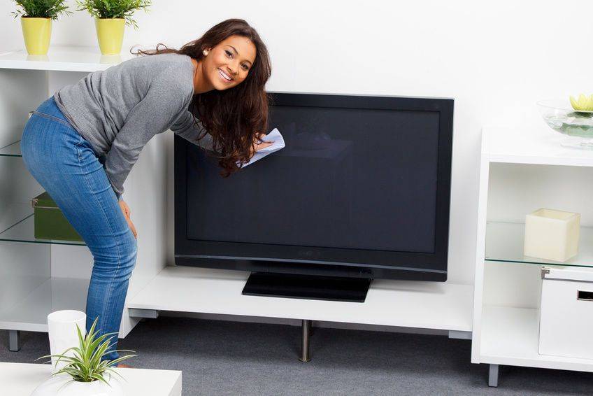 Чем протирать телевизор - популярные способы очистки