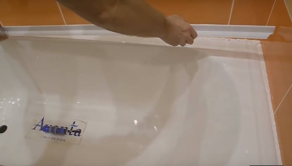 Как приклеить пластиковый плинтус на ванну?