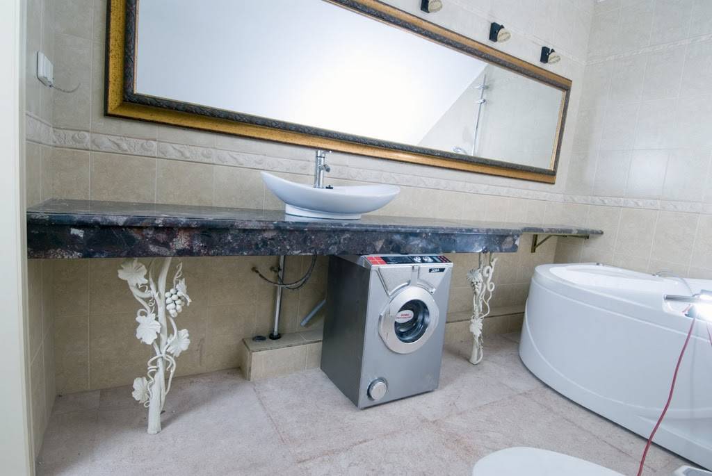 Столешница для ванной комнаты под раковину: обзор популярных решений