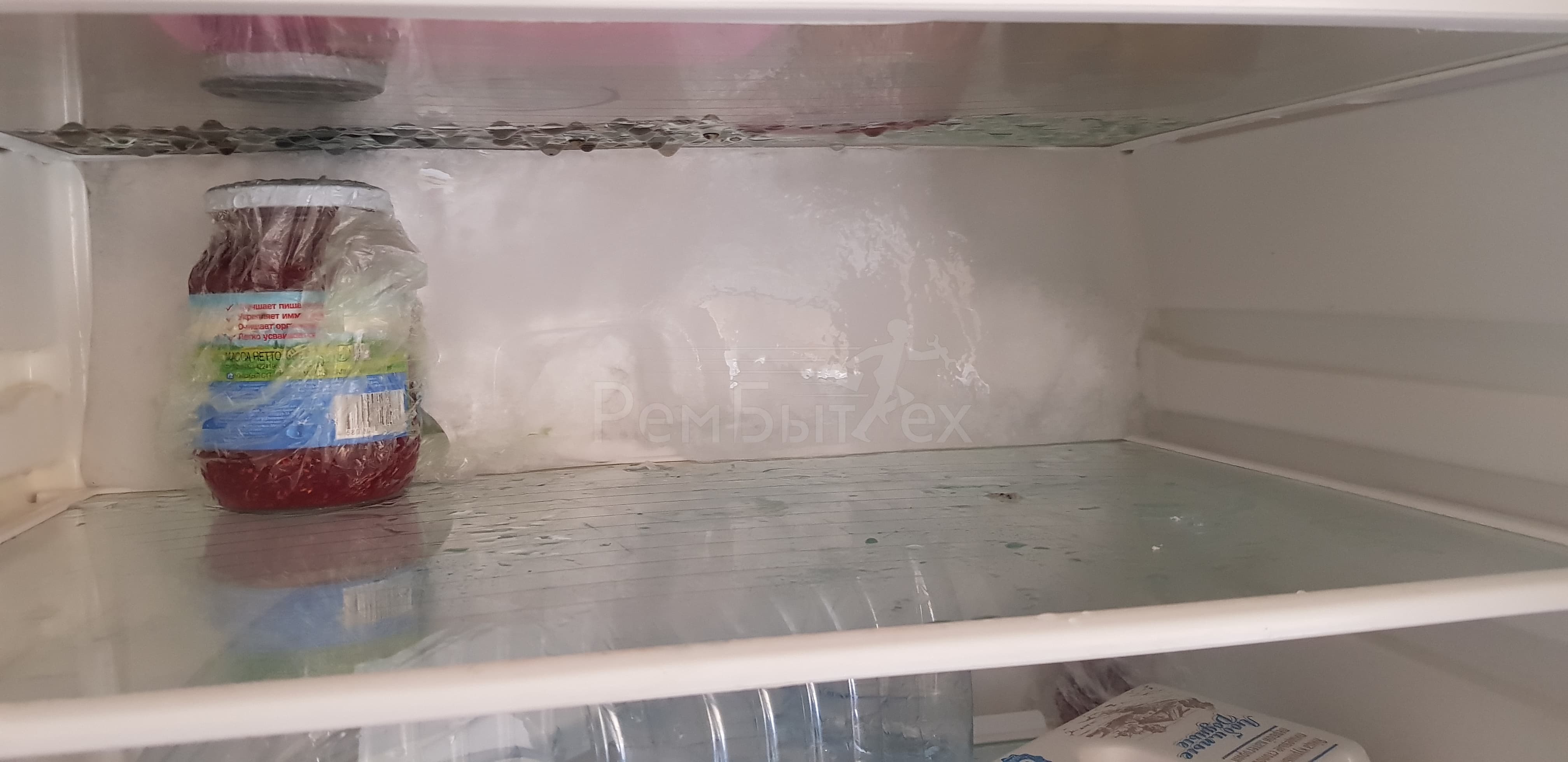 Почему в холодильнике появляется. Холодильник Индезит намерзание. Задняя стенка холодильника Стинол. Намерзает холодильник Индезит. Холодильник Бирюса задняя стенка.