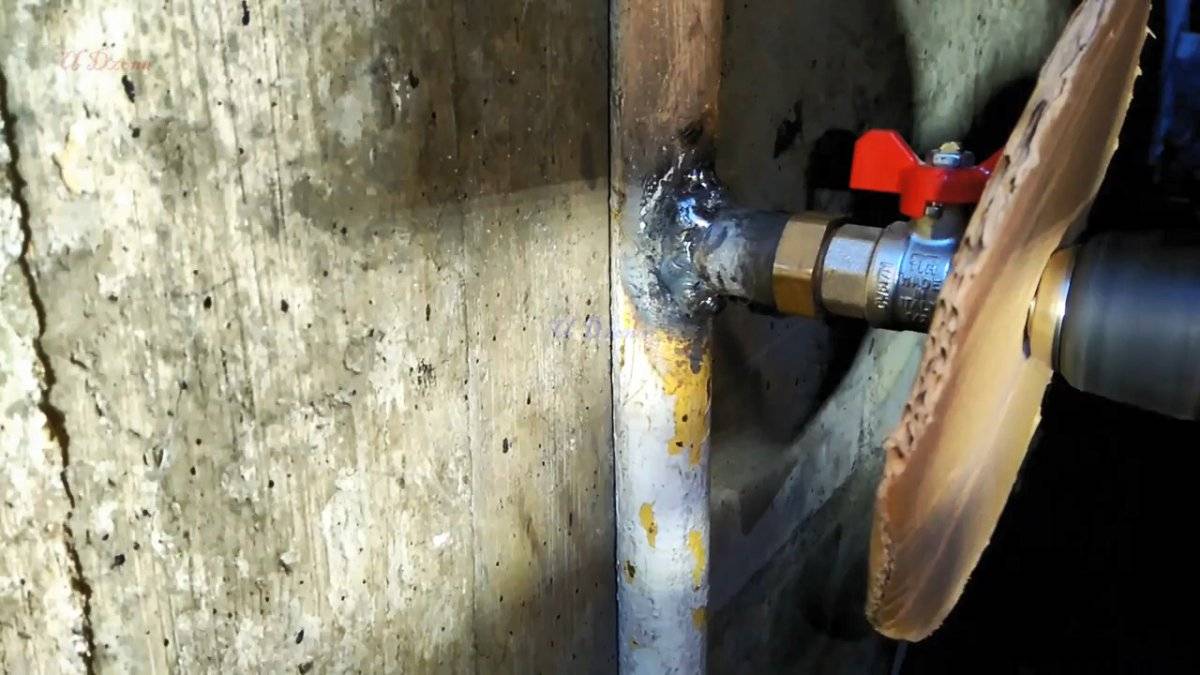 Как врезаться в водопроводную трубу без сварки под давлением?
