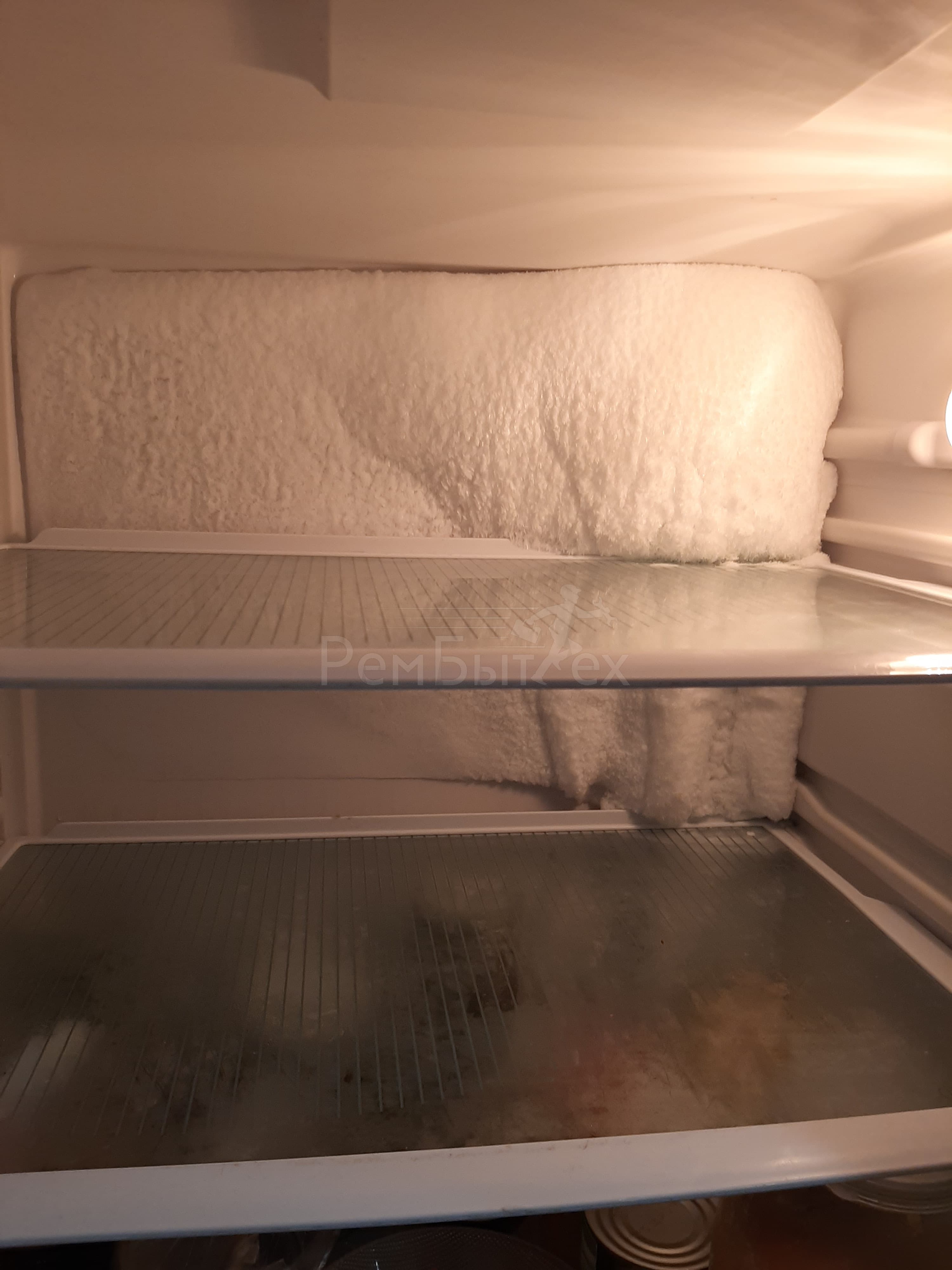 Почему в холодильнике намерзает снег. Холодильник Индезит намерзание. Холодильник Samsung rb41r7747dx намерзает лед. Намерзает холодильник Индезит. Намерзает лёд в холодильнике Индезит.