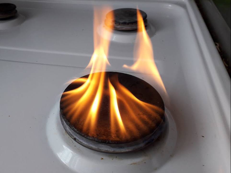 Почему газовая плита коптит и что делать?