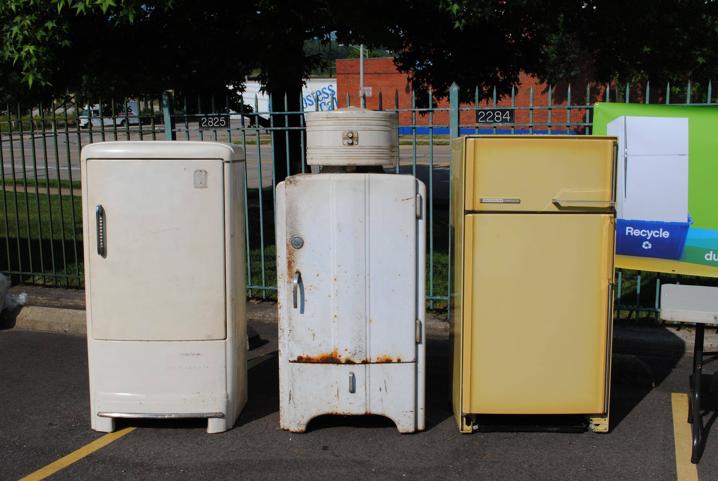 Утилизация холодильников за деньги: 7 вариантов, куда можно сдать технику
