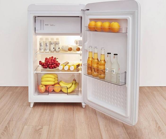 Маленький холодильник с морозилкой для офиса или дачи