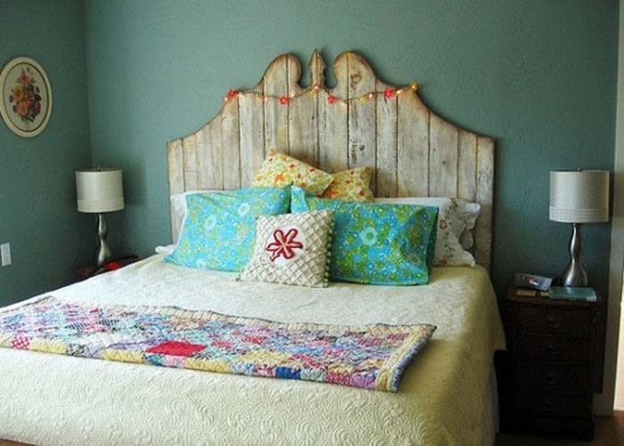 Что повесить над кроватью в спальне: 150 фото идей дизайна + инструкция о том, как украсить стену панно, обоями, молдингом, постером, картиной