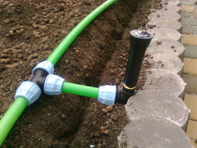 Как провести водопровод для личного пользования и полива на даче из труб пнд своими руками