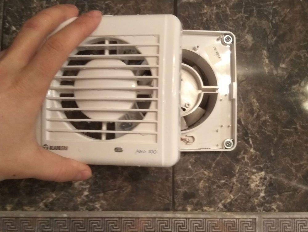 Как почистить вытяжной вентилятор в ванной