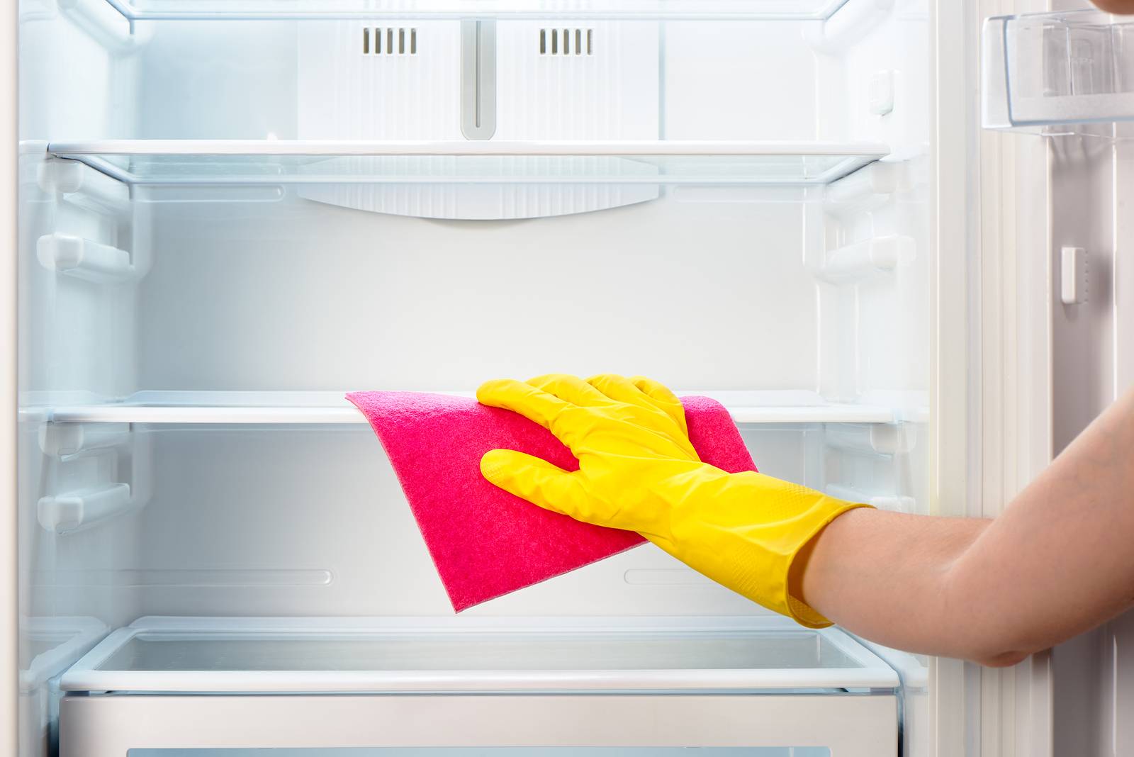 Чем помыть холодильник чтобы не было запаха в домашних условиях