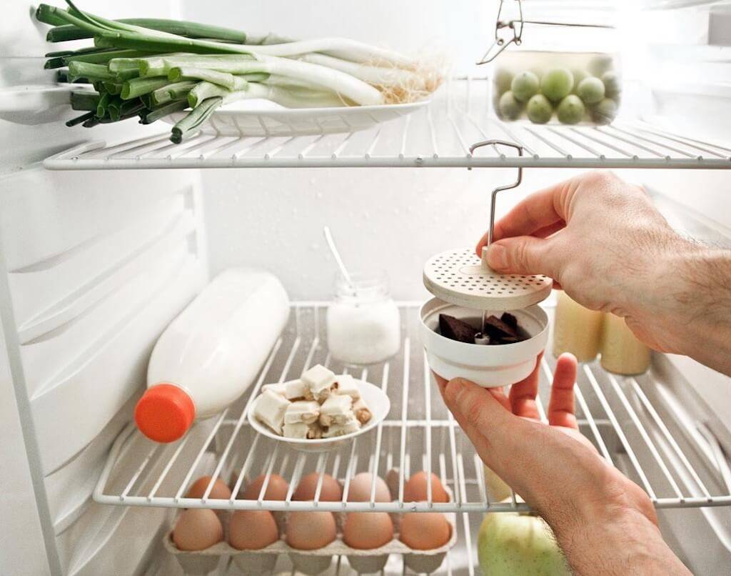 Как избавиться от плохого запаха в холодильнике