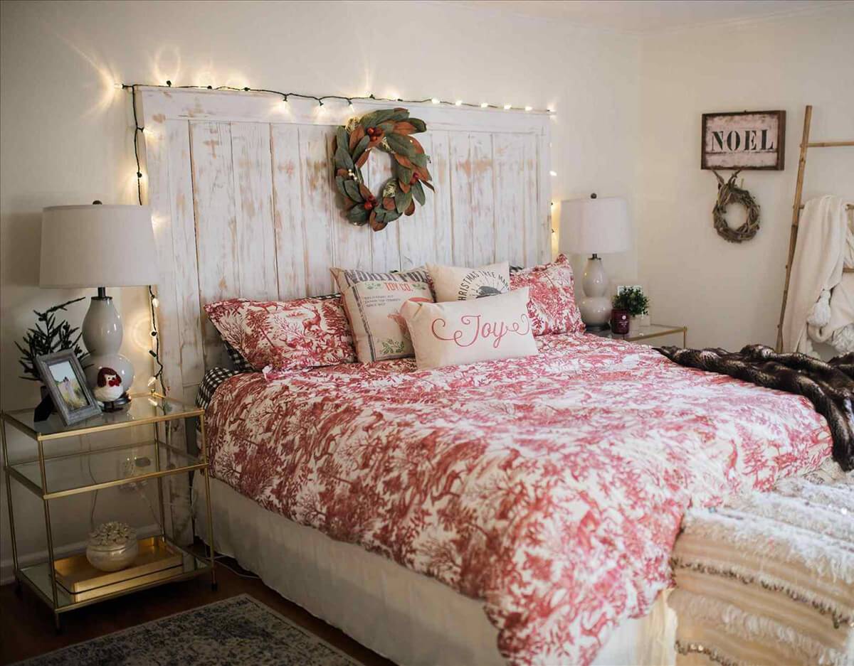 Как декорировать кровать, также двухъярусную, своими руками: как обновить старое ложе в спальне, как оформить спинку (изголовье) и стену над этим предметом мебели?