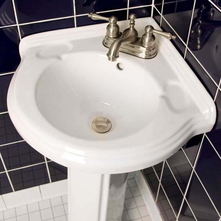 Угловая раковина в ванну или кухню: размеры треугольных умывальников в угол с пьедесталом, на стойке или подвесной установки в маленькой комнате