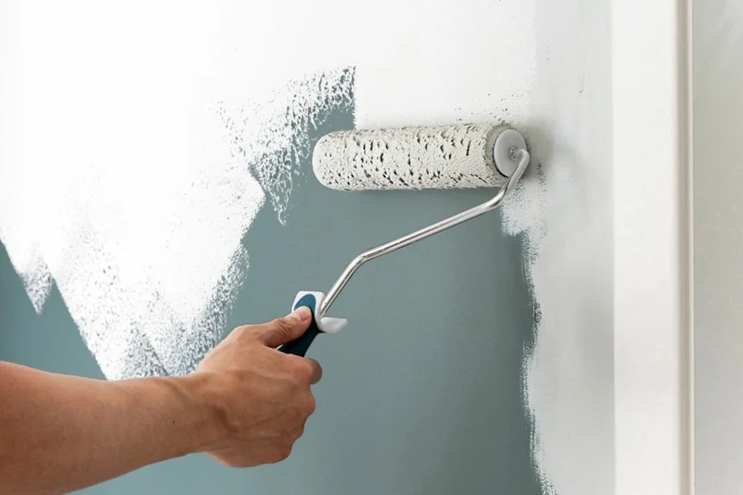 Краска для стен ванной комнаты: чем покрасить стены в ванной?