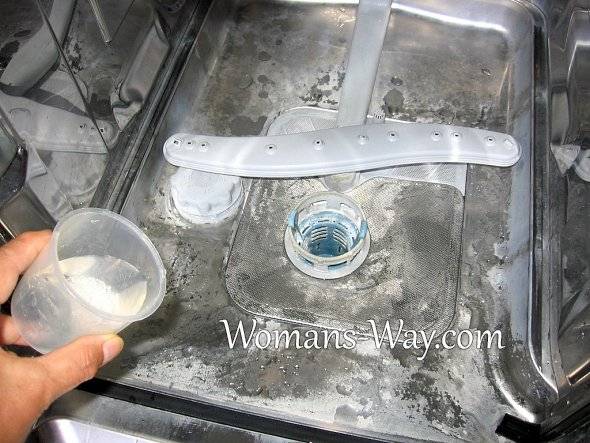 Причины появления белого налета на посуде после посудомоечной машины и как решить проблему