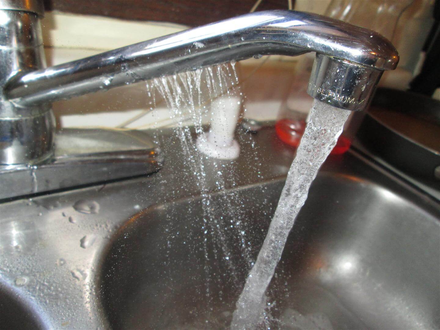 Течет кран смесителя в ванной? статья о том, почему течет кран в смесителе.