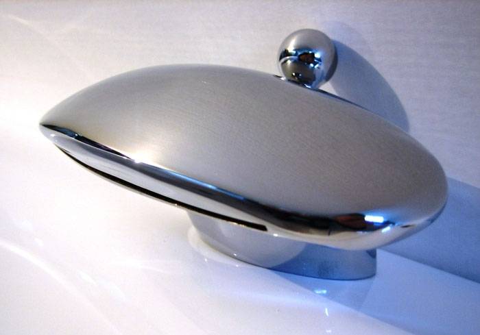 Каскадный смеситель для акриловых ванн: особенности,  установка, плюсы и минусы