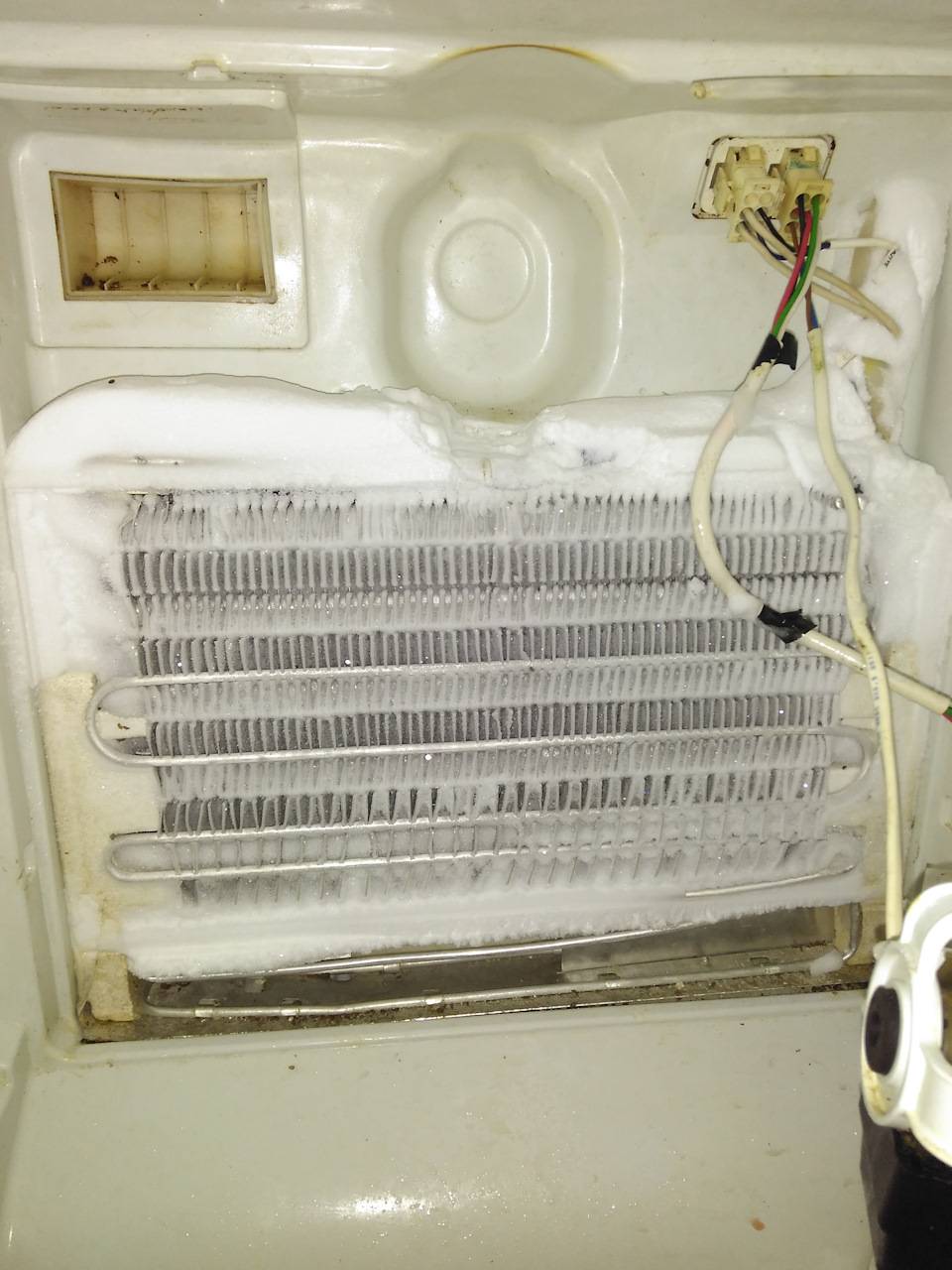 Почему холодильник перестал морозить: что делать и причины неисправности